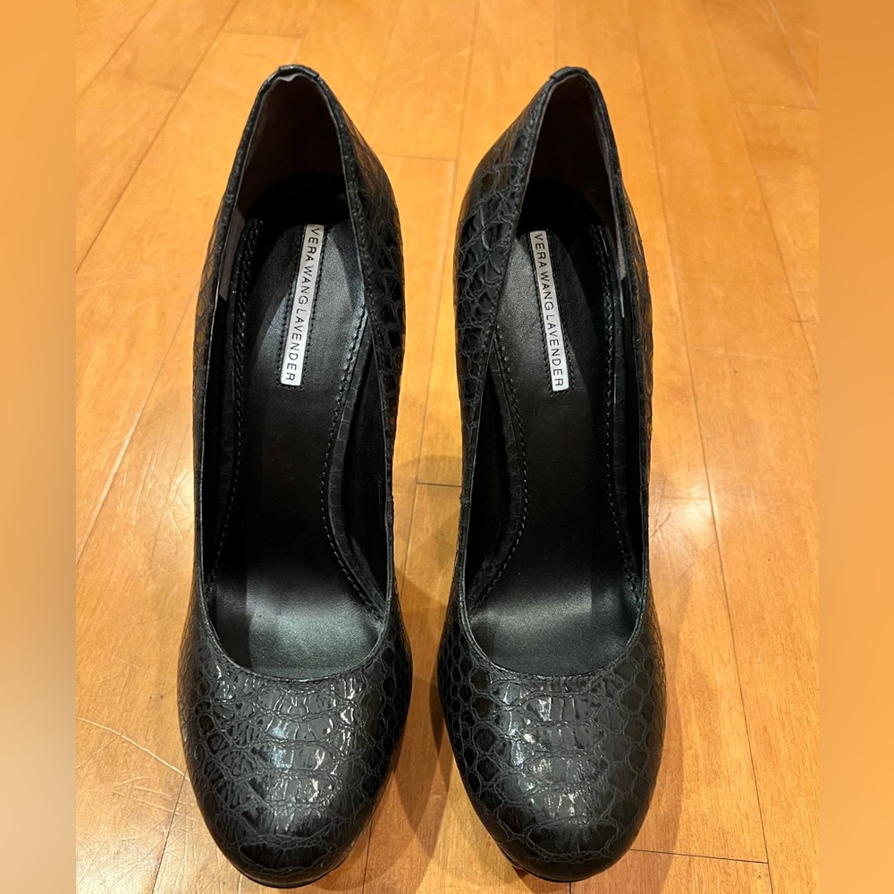 Authentic Vera Wang Black Snakeskin Pump